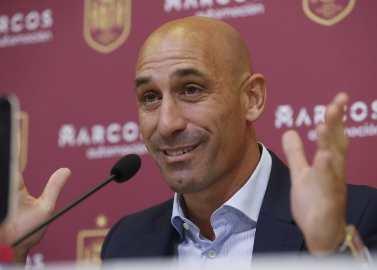 MADRID, 10/09/2023.- Fotografía de archivo perteneciente al 22/09/2022. Luis Rubiales, hasta ahora presidente de la Real Federación Española de Fútbol (RFEF) y suspendido durante 90 días por la FIFA, ha anunciado este domingo que renuncia a su cargo. "Hoy he transmitido a las 21:30 al Presidente en funciones, D. Pedro Rocha, mi renuncia al cargo de Presidente de la RFEF. También le he informado de que he hecho lo mismo con mi cargo en UEFA para que mi puesto en la Vicepresidencia pueda ser sustituido", señala en su cuenta de la red social X. EFE/ARCHIVO Juan Carlos Hidalgo
