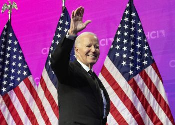Biden recibe vacunas contra COVID y gripe