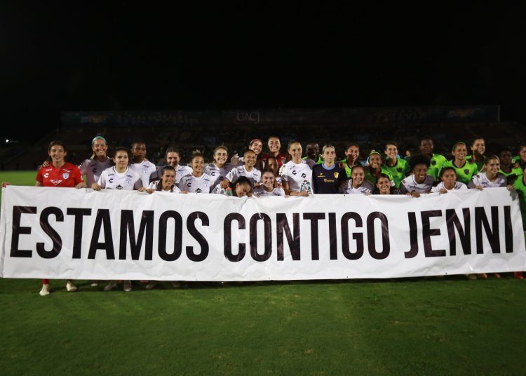 Players of Pachuca and Juarez  during the game FC Juarez vs Pachuca, corresponding to Round 08 of the Torneo Apertura 2023 of the Womens Liga BBVA MX, at Olimpico Benito Juarez Stadium, on August 25 2023.



Jugadoras de Pachuca y Juarez muestran apoyo a jennifer Hermoso de Pachuca durante el partido FC Juarez vs Pachuca, correspondiente a la Jornada 08 del Torneo Apertura 2023 de la Liga BBVA MX Femenil, en el Estadio Olimpico Benito Juarez, el 25 de Agosto de 2023.