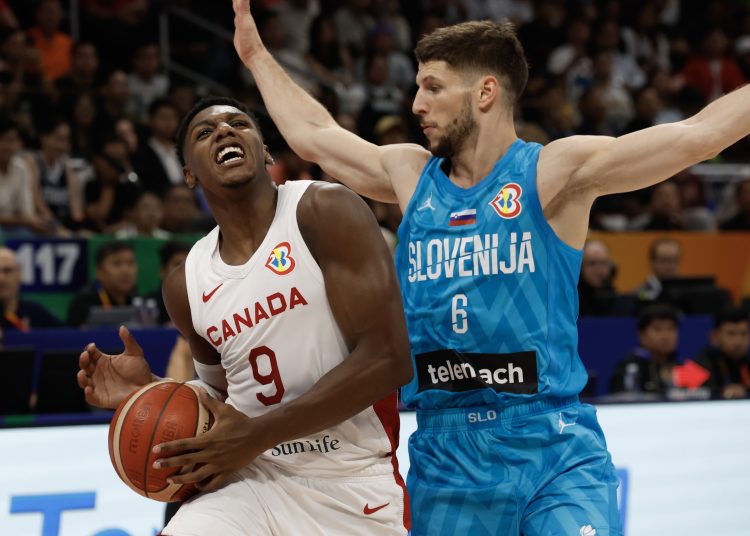 Manila (Philippines), 06/09/2023.- Rj Barrett of Canada (L) in action against Aleksej Nikolic of Slovenia (R) during the FIBA Basketball World Cup 2023 quarter final match between Canada and Slovenia at the Mall of Asia in Manila, Philippines, 06 September 2023. (Baloncesto, Filipinas, Eslovenia) EFE/EPA/ROLEX DELA PENA