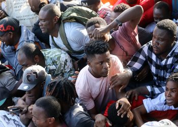 Miles de migrantes chocan con autoridades en Chiapas