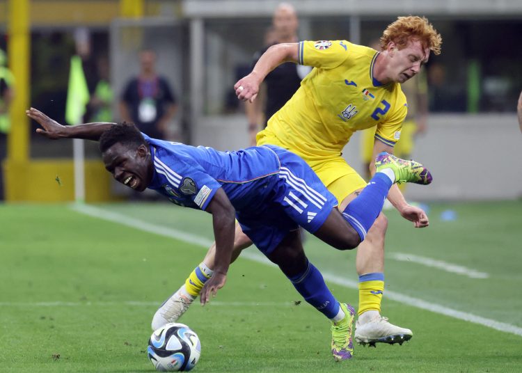 Milan (Italy), 12/09/2023.- Italy'Äôs Wilfred Gnonto (L) challenges for the ball with Ukraine's Yukhym Konoplia during the UEFA Euro 2024 qualifying soccer match between Italy and Ukraine at Giuseppe Meazza stadium in Milan, Italy, 12 September 2023. (Italia, Ucrania) EFE/EPA/MATTEO BAZZI