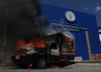 Estudiantes vandalizan Fiscalía de Guerrero por caso Ayotzinapa