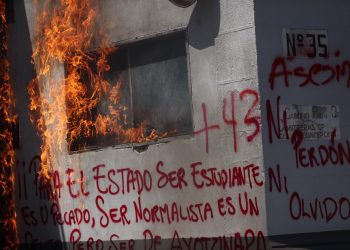 Ayotzinapa: Estudiantes protestan frente al Centro Nacional de Inteligencia