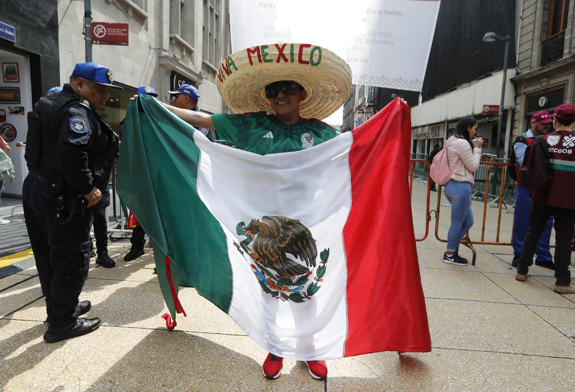 El patriotismo ya vibra en calles de México