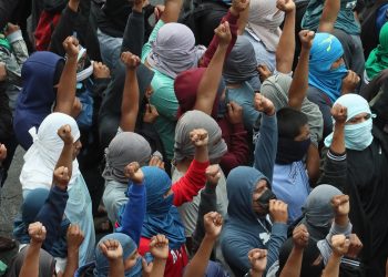 Padres de desaparecidos de Ayotzinapa se plantan frente a sede militar