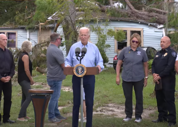Biden recorre zona devastada por huracán Idalia; promete ayuda hasta “acabar el trabajo”