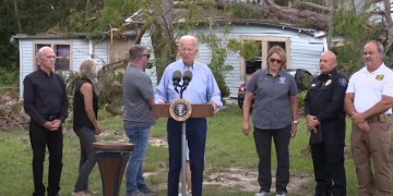 Biden recorre zona devastada por huracán Idalia; promete ayuda hasta “acabar el trabajo”