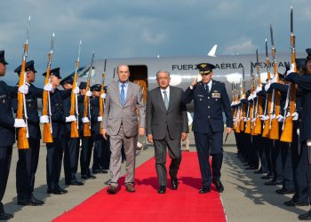 ¡Arranca gira! López Obrador ya aterrizó en Colombia
