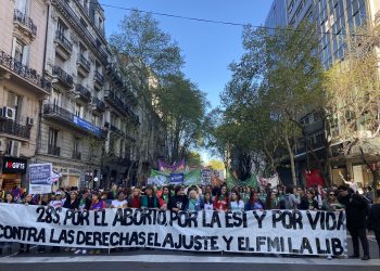 La Marea Verde argentina se manifiesta a favor del derecho al aborto y contra Javier Milei