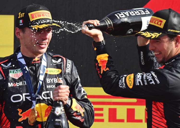 Monza (Italy), 02/09/2023.- Winner Dutch driver Max Verstappen (L) of Red Bull Racing celebrates on the podium with second placed Mexican driver Sergio Perez of Red Bull Racing after the Italian Formula One Grand Prix at the Autodromo Nazionale in Monza, Italy, 03 September 2023. (Fórmula Uno, Italia) EFE/EPA/Daniel Dal Zennaro