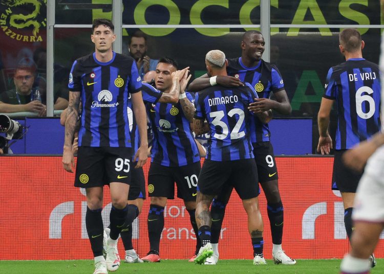 Milan (Italy), 03/09/2023.- FC Inter's players celebrate the goal scored by FC Inter's forward Lautaro Martinez during the Italian serie A soccer match between Fc Inter and Fiorentina at Giuseppe Meazza stadium in Milan, Italy, 03 September 2023. (Italia) EFE/EPA/MATTEO BAZZI