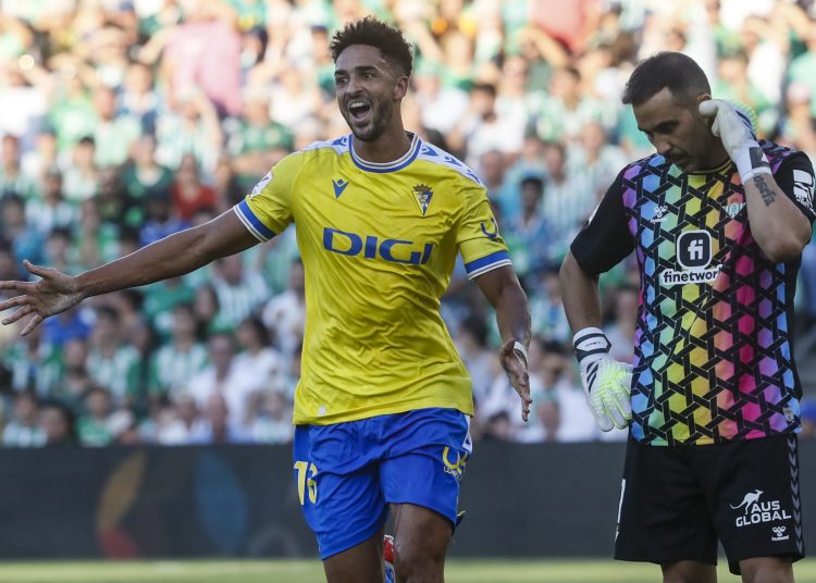 Sevilla, 24/09/2023.- El delantero español del Cádiz Chris Ramos (i) celebra el primer gol ante el Betis este domingo, durante el partido de liga disputado en el estadio Benito Villamarín de Sevilla. EFE/ José Manuel Vidal