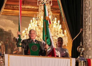 AMLO encabezó el 213 aniversario del Grito de Independencia; estos fueron sus “Vivas”