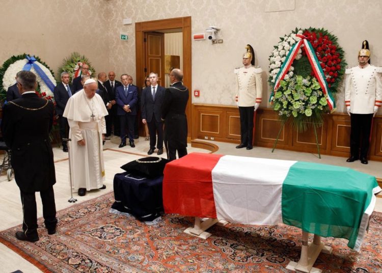Vatican City (Italy), 24/09/2023.- A handout picture provided by the Vatican Media shows Pope Francis paying respect at the coffin of late President Emeritus of the Republic Giorgio Napolitano as it lays in state, in the Senate in Rome, Italy, 24 September 2023. Former Italian president Giorgio Napolitano died in a Rome clinic on 22 September 2023 at the age of 98 years. The two-time former president (2006-2015) was one of Italy's most respected political figures. (Papa, Italia, Roma) EFE/EPA/VATICAN MEDIA HANDOUT HANDOUT EDITORIAL USE ONLY/NO SALES