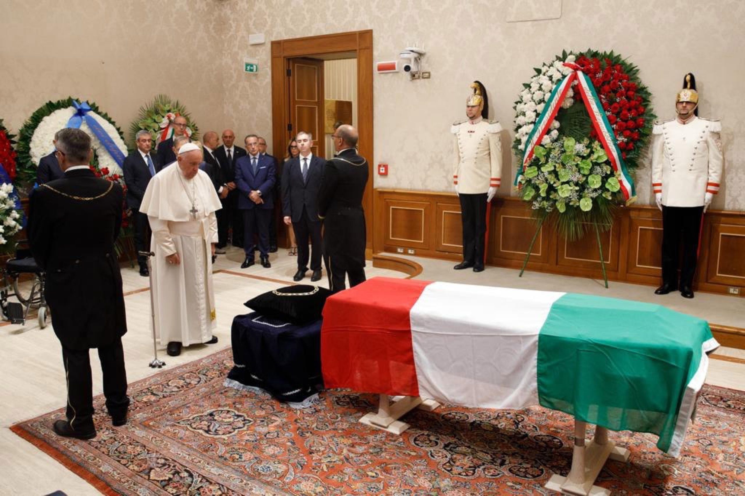 Papa Francesco e i politici italiani salutano l’ex presidente Giorgio Napolitano