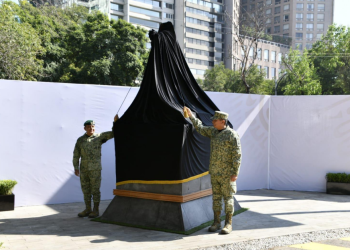 Ejército y Fuerza Aérea develan estatua en honor a Proteo