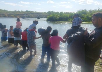 Por alto flujo de migrantes cierran puente Internacional uno