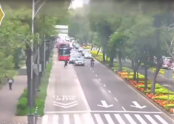 ¡De película! Policías persiguen a asaltante en Reforma