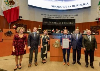 Entrega Senado de la República reconocimiento a Pedro Rodríguez