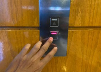 Adultos mayores quedan atrapados en elevador del ISSSTE