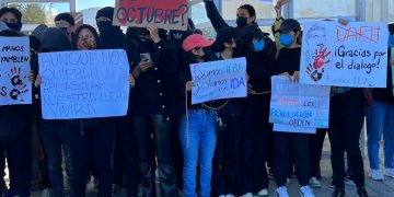 Protestan alumnos de la UAEH en calles de Pachuca tras represión a estudiantes del Instituto de Artes