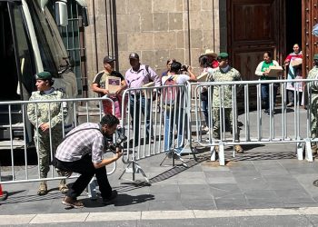 Padres de los estudiantes de Ayotzinapa salen molestos e insatisfechos tras reunión con el Presidente