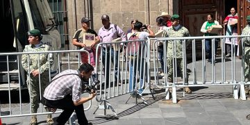 Padres de los estudiantes de Ayotzinapa salen molestos e insatisfechos tras reunión con el Presidente