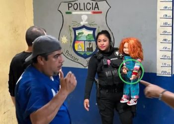 Detienen a “Chucky” y a su dueño por asustar en plaza pública