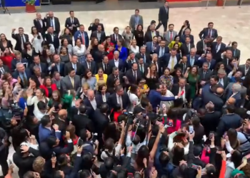 Llega Xóchitl Gálvez al pleno de los diputados al grito de presidenta, presidenta