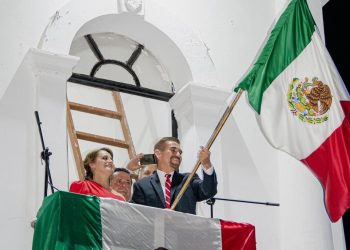 Alcalde en Sonora lanza peculiar viva en ceremonia del Grito de Independencia