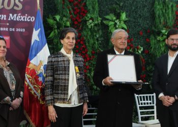 López Obrador condecora Isabel Allende, hija de Salvador Allende