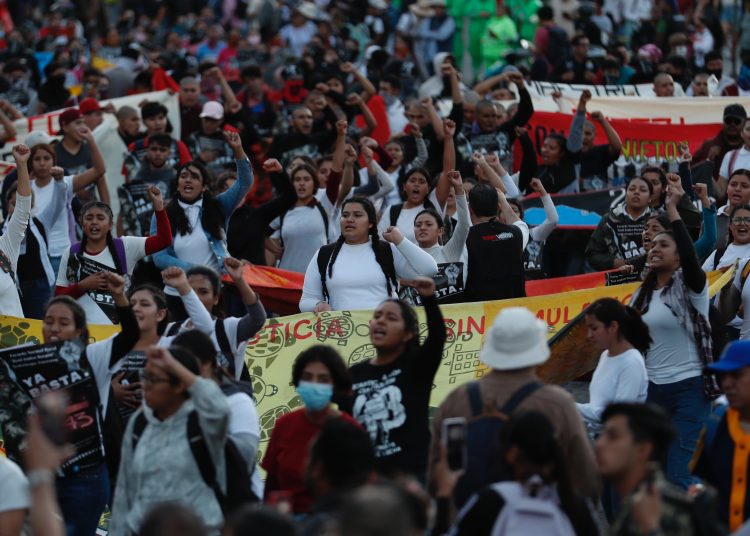MEX6495.CIUDAD DE MÉXICO(MÉXICO), 26/09/2023.- Padres y madres de los 43 jóvenes desaparecidos de Ayotzinapa en septiembre de 2014 y estudiantes de la escuela rural, ubicada en el sureño estado de Guerrero, realizan una manifestación multitudinaria para conmemorar el noveno aniversario de los 43 mexicanos desaparecidos de Ayotzinapa, hoy en Ciudad de México (México). Miles de personas marcharon este martes en la Ciudad de México en el noveno aniversario de la desaparición de los 43 estudiantes de Ayotzinapa para recordar el hartazgo de los familiares de los jóvenes en un momento que consideran de retroceso después de años de pequeños avances. EFE/Sáshenka Gutiérrez