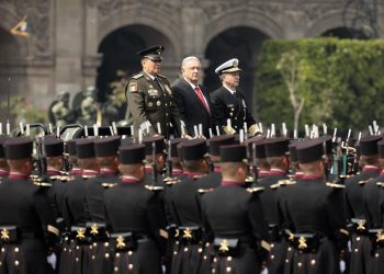 López Obrador preside el desfile militar en conmemoración de la Independencia de México