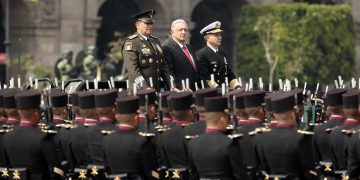 López Obrador preside el desfile militar en conmemoración de la Independencia de México