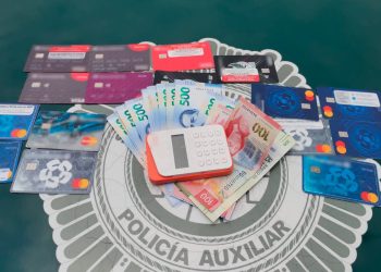 CDMX: Policía aprehende a dos peruanos dedicados a colocar trampas en cajeros automáticos