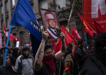 Miles marchan en el centro de Santiago de Chile en memoria a las víctimas de la dictadura