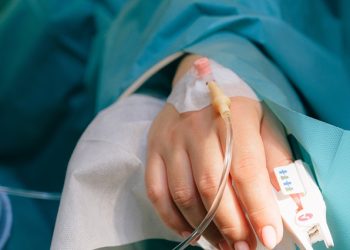 Aumentan hospitalizaciones y muertes por COVID-19 en EE.UU.