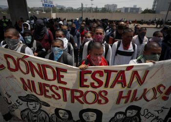 Padres de desaparecidos de Ayotzinapa se plantan frente a sede militar