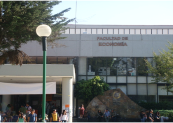 Grupo de encapuchados toma la Facultad de Economía