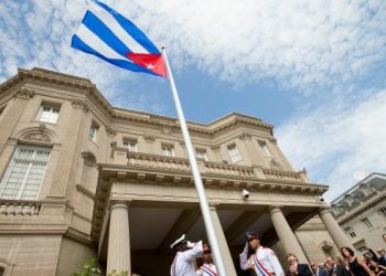 Lanzan bombas molotov a embajada de Cuba en Estados Unidos