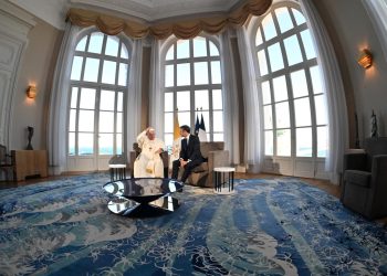 El Papa sostiene reunión privada con el presidente francés