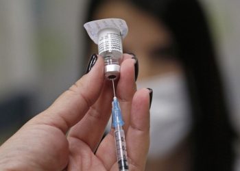 La OMS recomienda a grupos de riesgo vacunarse contra la COVID-19