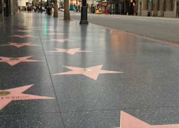 Cantante se estrena en el paseo de la fama de Hollywood