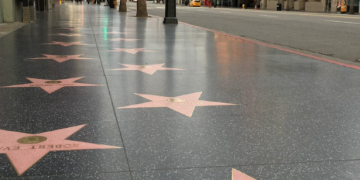 Cantante se estrena en el paseo de la fama de Hollywood