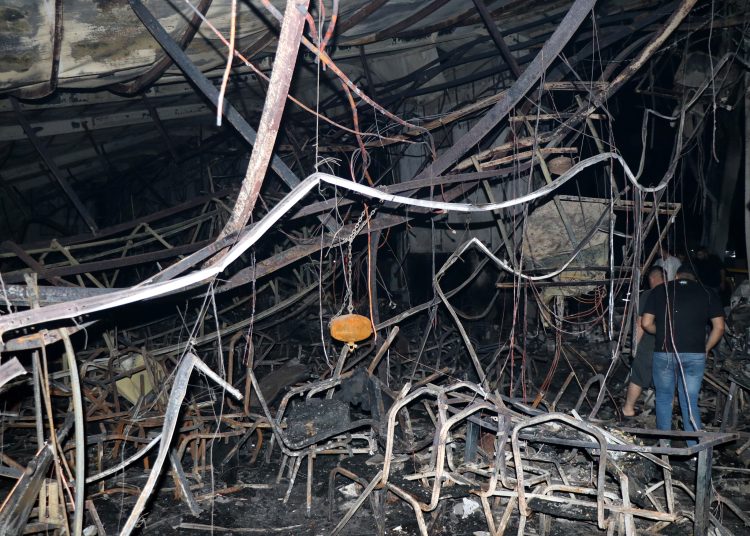 -FOTODELDÍA- HAMDANIYA, (IRAK), 27/09/2023.- Unos hombres iraníes inspeccionan la escena del incendio que se ha provocado en un salón de bodas este miércoles en Hamndaniya, Irak, en el que han muerto más de 100 personas y, al menos, 150 han resultado heridas, durante la celebración de una boda cristiana. EFE/ Mohamad Saif