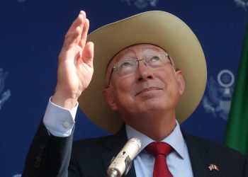 Histórico que una mujer pueda ser presidenta de México; embajador Ken Salazar