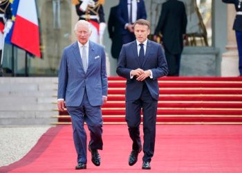 Carlos III se compromete a reforzar la relación franco-británica