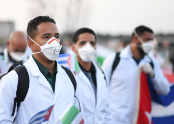Más médicos cubanos vendrán a México; amplían convenio