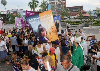 Migrantes realizan procesión en sur de México para pedir que se regule su tránsito a Estados Unidos